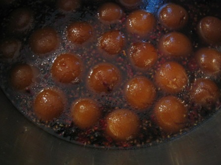 raspberry gulab jamuns: 